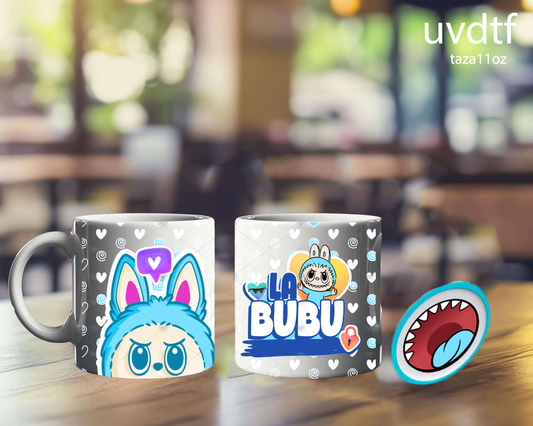 🧸☕ Diseño UVDTF "La Bubu" – Taza 11 oz