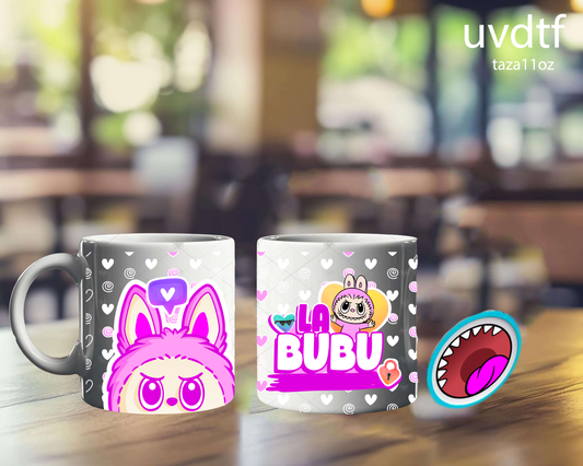 🧸☕ Diseño UVDTF "La Bubu" – Taza 11 oz